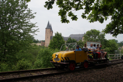 Am 5. Juni startete die Schienentrabisaison 2021 auf der Muldentalbahn. Mit Blick auf das Schloss Rochlitz bannte Thomas Krauß das coronagerecht hergerichtete Fahrzeug am 6. Juni 2021 auf den Chip.